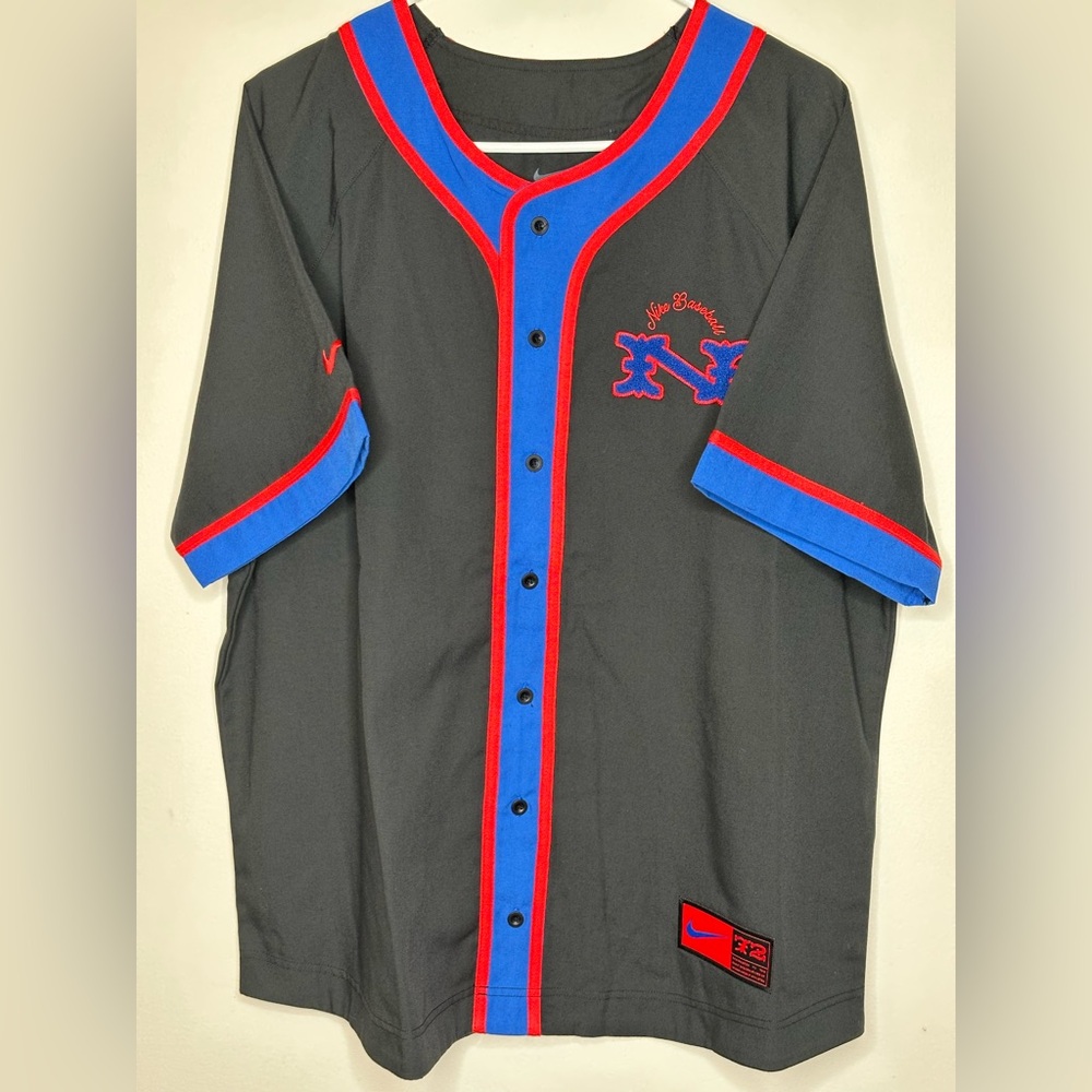 Nike Baseball Men’s Botton Up Shirt. NWT SIZE: M